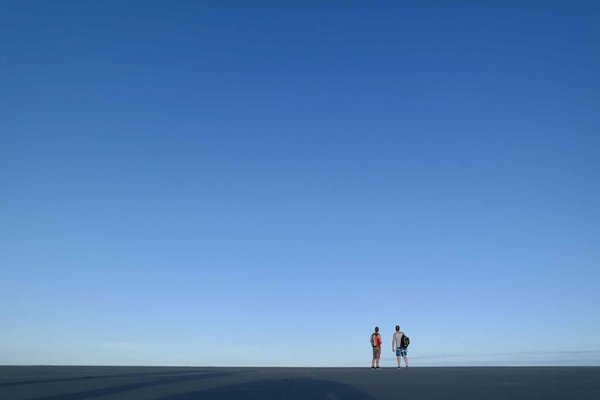 How to design a minimalist bedroom that promotes relaxation and sleep?